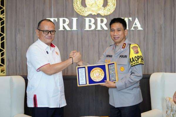 Kapolda Jabar Dapat Gelar Tokoh Olahraga Jawa Barat Kapolda Jabar Dapat Gelar Tokoh Olahraga Jawa Barat