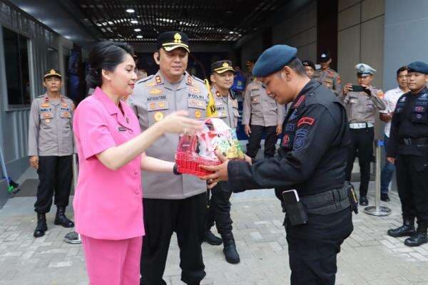 Kapolres Pelabuhan Tanjung Priok Bagikan Bingkisan Lebaran ke Personel di Lapangan Kapolres Pelabuhan Tanjung Priok Bagikan Bingkisan Lebaran ke Personel di Lapangan