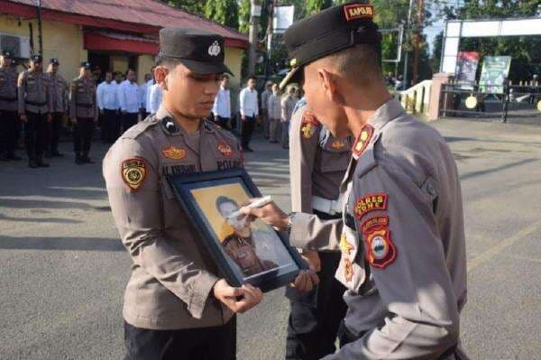 Kapolres Bone Pecat Polisi Pengguna Narkoba, Tak Ada Ampun untuk Pengkhianat Bhayangkara! Kapolres Bone Pecat Polisi Pengguna Narkoba, Tak Ada Ampun untuk Pengkhianat Bhayangkara!