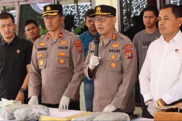 Kurir Narkoba Ditangkap di Perbatasan Pakpak Bharat, Bawa 4 Kg Ganja dari Aceh Kurir Narkoba Ditangkap di Perbatasan Pakpak Bharat, Bawa 4 Kg Ganja dari Aceh
