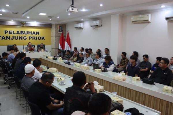 Polres Pelabuhan Tanjung Priok Sosialisasikan Larangan Over Dimensi-Overload ke Sopir Truk Polres Pelabuhan Tanjung Priok Sosialisasikan Larangan Over Dimensi-Overload ke Sopir Truk
