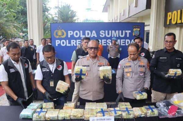 Polisi Tangkap Kurir Narkoba di Medan, Amankan Sabu 22 Kg Polisi Tangkap Kurir Narkoba di Medan, Amankan Sabu 22 Kg