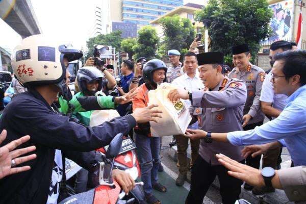 Kapolri Bareng Wartawan Bagi-bagi Takjil ke Masyarakat di Depan Mabes Polri Kapolri Bareng Wartawan Bagi-bagi Takjil ke Masyarakat di Depan Mabes Polri