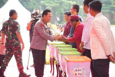 Kapolri dan Panglima TNI Bagikan 161.411 Paket Bansos untuk Warga Jelang Ramadhan Kapolri dan Panglima TNI Bagikan 161.411 Paket Bansos untuk Warga Jelang Ramadhan