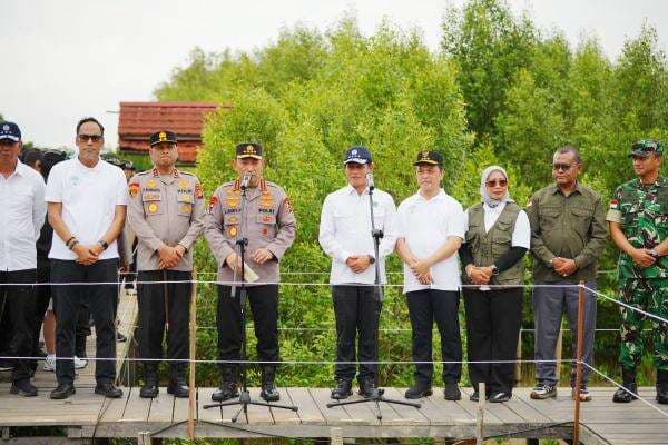 Tanam Mangrove di Kalbar, Kapolri: Jaga Lingkungan untuk Masa Depan Anak-Cucu Kita Tanam Mangrove di Kalbar, Kapolri: Jaga Lingkungan untuk Masa Depan Anak-Cucu Kita