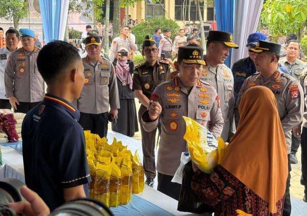 Kapolri Tinjau GPM Polda Banten, 27 Ton Beras SPHP Disalurkan ke Warga Kapolri Tinjau GPM Polda Banten, 27 Ton Beras SPHP Disalurkan ke Warga