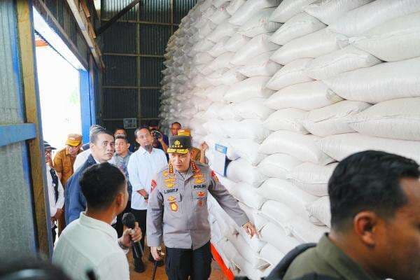 Kapolri-Mentan Tinjau Gudang Bulog Tanete, Cek Kesiapan Tampung dan Jaga Kualitas Pangan Kapolri-Mentan Tinjau Gudang Bulog Tanete, Cek Kesiapan Tampung dan Jaga Kualitas Pangan