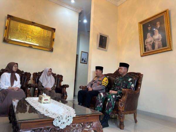 Kapolri Berikan Penghargaan Rekpro Bintara ke Daffa, Sepupu Almarhum Briptu Ghalib Kapolri Berikan Penghargaan Rekpro Bintara ke Daffa, Sepupu Almarhum Briptu Ghalib