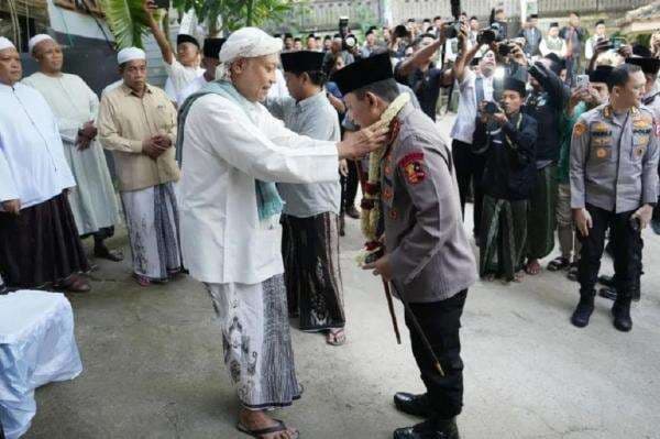 Kapolri Sowan ke Ulama Madura, Minta Nasihat dan Doa untuk Jaga Keutuhan NKRI Kapolri Sowan ke Ulama Madura, Minta Nasihat dan Doa untuk Jaga Keutuhan NKRI