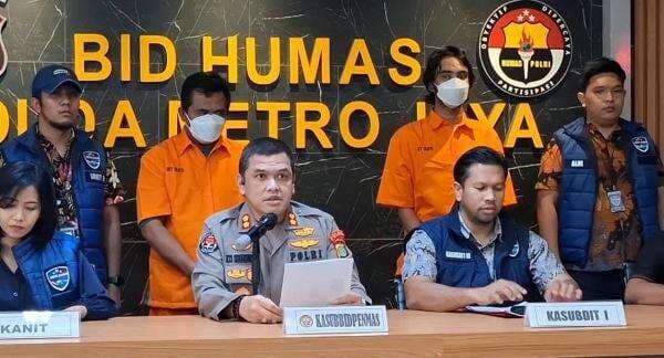 Raup Keuntungan Rp145 Juta, 2 Pembajak Siaran Bola Berbayar Ditangkap! Raup Keuntungan Rp145 Juta, 2 Pembajak Siaran Bola Berbayar Ditangkap!