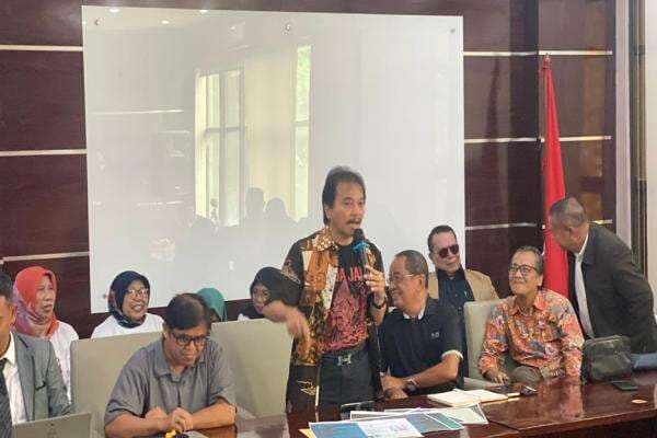 Kasus Ijazah Jokowi Naik Penyidikan, Roy Suryo: Beliau Datang dengan Map Ditekuk, Nggak Mungkin Asli Kasus Ijazah Jokowi Naik Penyidikan, Roy Suryo: Beliau Datang dengan Map Ditekuk, Nggak Mungkin Asli