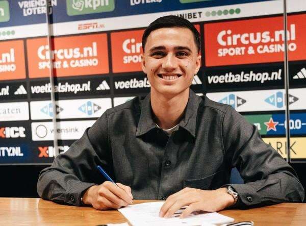 Kata-Kata Berkelas Direktur PEC Zwolle Usai Eliano Reijnders Resmi Perpanjang Kontrak hingga 2027 Kata-Kata Berkelas Direktur PEC Zwolle Usai Eliano Reijnders Resmi Perpanjang Kontrak hingga 2027