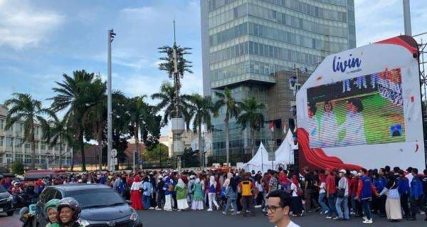 Lalin Sekitar Bundaran HI Macet jelang Karnaval HUT ke-80 RI Lalin Sekitar Bundaran HI Macet jelang Karnaval HUT ke-80 RI