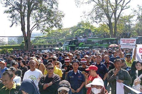 KDM Didemo Ratusan Pekerja Pariwisata Jabar, Tuntut Pencabutan Larangan Study Tour KDM Didemo Ratusan Pekerja Pariwisata Jabar, Tuntut Pencabutan Larangan Study Tour