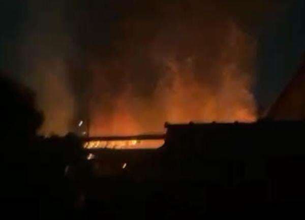 Rumah Warga di Jaktim Terbakar Hebat Malam Ini Rumah Warga di Jaktim Terbakar Hebat Malam Ini