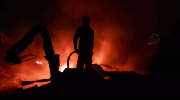 Kebakaran di Jakbar, Tempat Pengrajin Oncom dan 4 Petak Kontrakan Dilahap Api Kebakaran di Jakbar, Tempat Pengrajin Oncom dan 4 Petak Kontrakan Dilahap Api