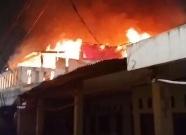 Kebakaran Melahap Rumah di Taman Palem Jakbar, 12 Unit Damkar Dikerahkan Kebakaran Melahap Rumah di Taman Palem Jakbar, 12 Unit Damkar Dikerahkan
