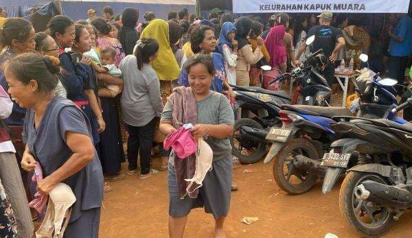 Duh! Pengungsi Kebakaran Penjaringan Antre Pakaian Dalam, Keluhkan Ukuran Kebesaran Duh! Pengungsi Kebakaran Penjaringan Antre Pakaian Dalam, Keluhkan Ukuran Kebesaran