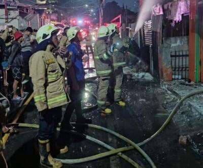 Kebakaran Rumah Menyambar Warteg di Jakpus Diduga Akibat Gas Bocor Kebakaran Rumah Menyambar Warteg di Jakpus Diduga Akibat Gas Bocor