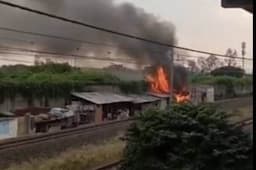 Kebakaran Landa Permukiman Warga, Perjalanan KRL Taman Kota-Bojong Indah Terganggu