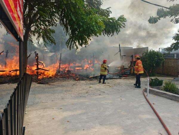 Rumah Makan Cobek Ulek Bekasi Ludes Terbakar Rumah Makan Cobek Ulek Bekasi Ludes Terbakar