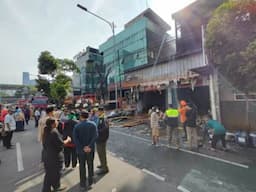  Kebakaran Tewaskan 7 Orang, Polisi Masih Tutup Jalan Mampang Raya   