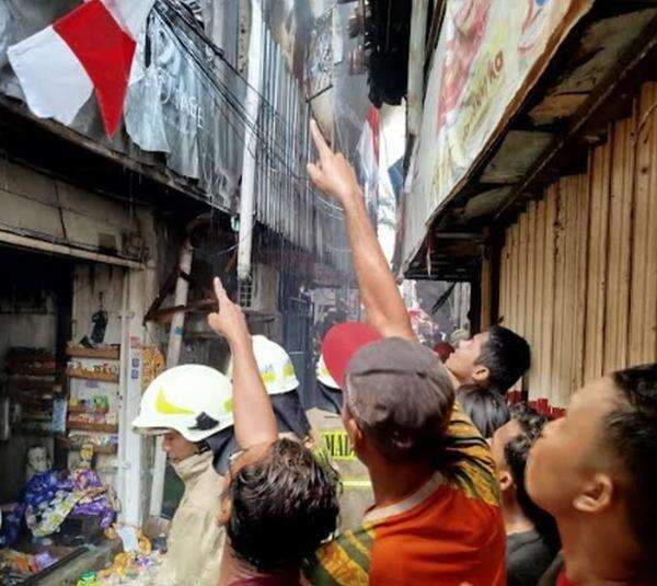 Kebakaran di Tambora Jakbar Melahap 3 Rumah, Korban Jiwa Nihil Kebakaran di Tambora Jakbar Melahap 3 Rumah, Korban Jiwa Nihil