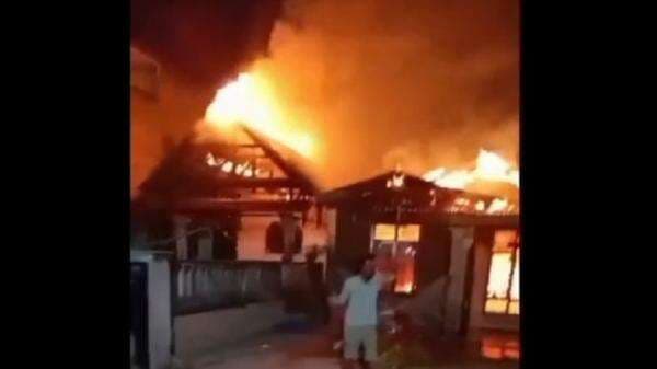 Kebakaran Hebat di Kawasan Padat Penduduk Asahan, 2 Rumah Ludes Terbakar Kebakaran Hebat di Kawasan Padat Penduduk Asahan, 2 Rumah Ludes Terbakar