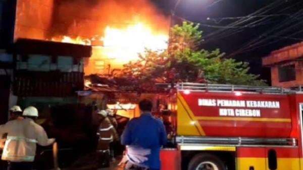 Kebakaran Hebat di Cirebon, Kios Buah dan Rumah Ludes Dilalap Api Kebakaran Hebat di Cirebon, Kios Buah dan Rumah Ludes Dilalap Api