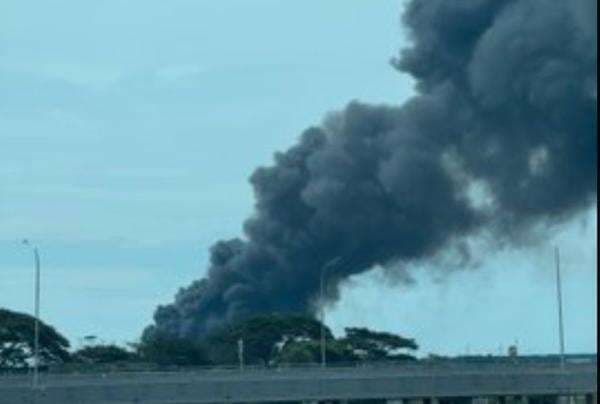 Kebakaran Gudang Dekat Bandara Soetta, Asap Hitam Membumbung Tinggi Kebakaran Gudang Dekat Bandara Soetta, Asap Hitam Membumbung Tinggi