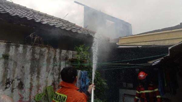Rumah 2 Lantai di Kawasan Padat Penduduk Hangus Terbakar Rumah 2 Lantai di Kawasan Padat Penduduk Hangus Terbakar