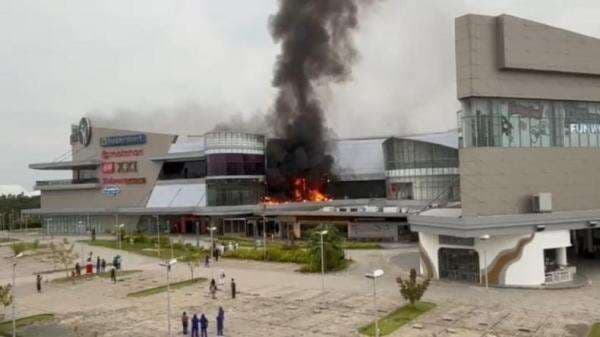 Kebakaran Mal The Park Kendari, Api Diduga dari Outlet Parfum Lantai 1 Kebakaran Mal The Park Kendari, Api Diduga dari Outlet Parfum Lantai 1