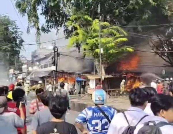 Pasar Kampung Ambon Pulogadung Terbakar, 15 Unit Mobil Pemadam Dikerahkan Pasar Kampung Ambon Pulogadung Terbakar, 15 Unit Mobil Pemadam Dikerahkan