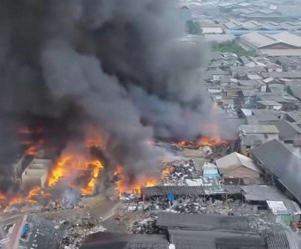 Kebakaran di Permukiman Padat Penduduk Penjaringan Sempat Menjalar ke Area Sekitar Kebakaran di Permukiman Padat Penduduk Penjaringan Sempat Menjalar ke Area Sekitar
