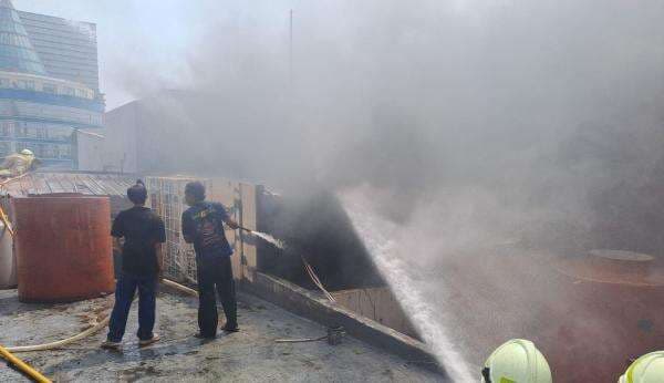 Kebakaran Landa Lantai 5 Ruko Mangga Dua, 15 Unit Damkar Dikerahkan Kebakaran Landa Lantai 5 Ruko Mangga Dua, 15 Unit Damkar Dikerahkan