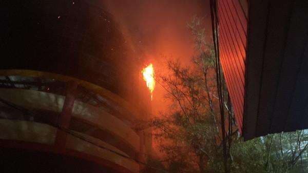 Kebakaran Glodok Plaza Belum Padam, Puing-Puing Gedung Berjatuhan Kebakaran Glodok Plaza Belum Padam, Puing-Puing Gedung Berjatuhan
