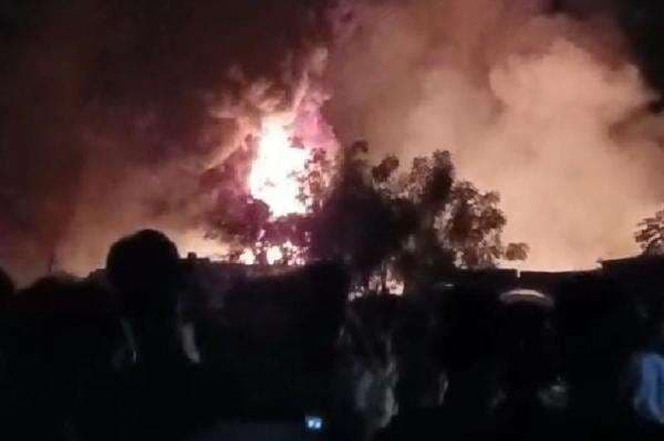 Kebakaran Gudang BBM Ilegal di Bandar Lampung, Petugas Temukan Banyak Tandon Solar Kebakaran Gudang BBM Ilegal di Bandar Lampung, Petugas Temukan Banyak Tandon Solar