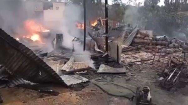 Gudang Gas dan BBM Ilegal Terbakar Hebat di Merangin, Diduga Milik Oknum Polisi Gudang Gas dan BBM Ilegal Terbakar Hebat di Merangin, Diduga Milik Oknum Polisi