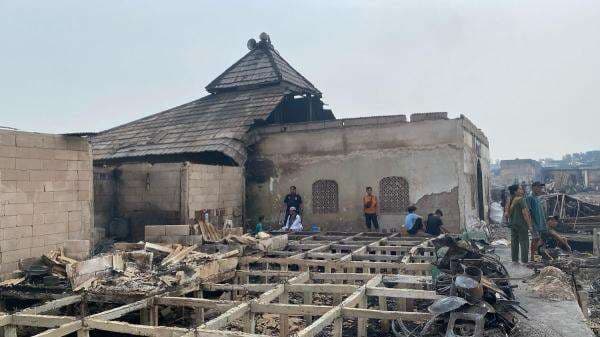 Kebakaran Kapuk Muara, Mushola Berdiri Kokoh Ketika Bangunan Sekitarnya Rata dengan Tanah Kebakaran Kapuk Muara, Mushola Berdiri Kokoh Ketika Bangunan Sekitarnya Rata dengan Tanah