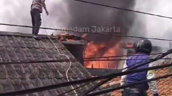 Kebakaran Hanguskan Kos 33 Pintu di Mampang, 40 Orang Mengungsi Kebakaran Hanguskan Kos 33 Pintu di Mampang, 40 Orang Mengungsi