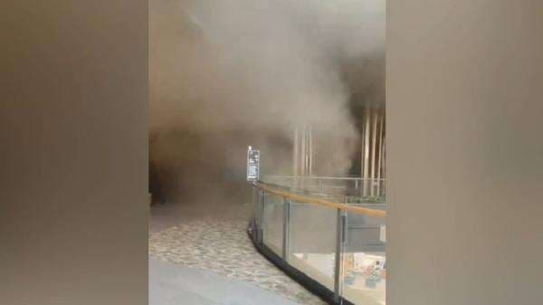 Kebakaran di Mall Living World Kota Wisata, Karyawan dan Pengunjung Panik Berhamburan Keluar Kebakaran di Mall Living World Kota Wisata, Karyawan dan Pengunjung Panik Berhamburan Keluar