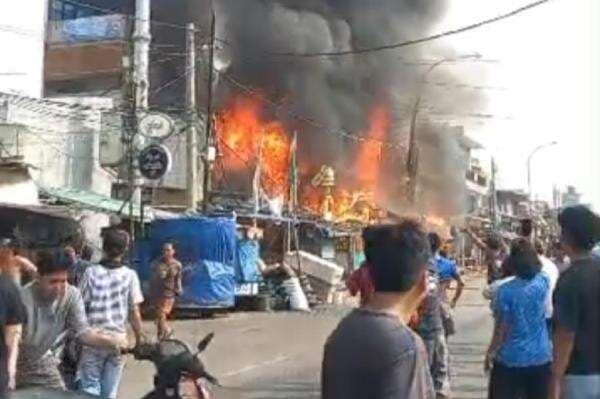 Kebakaran Warteg di Penjaringan Jakut, 1 Orang Dilaporkan Tewas Kebakaran Warteg di Penjaringan Jakut, 1 Orang Dilaporkan Tewas