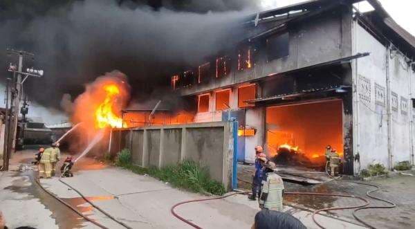 Tiga Pabrik di Kawasan Industri Katapang Bandung Terbakar, Petugas Kesulitan Air Tiga Pabrik di Kawasan Industri Katapang Bandung Terbakar, Petugas Kesulitan Air