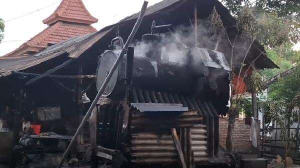 Pabrik Tahu di Probolinggo Hangus Terbakar, Diduga Akibat Bara Sisa Pembakaran Ketel Uap Pabrik Tahu di Probolinggo Hangus Terbakar, Diduga Akibat Bara Sisa Pembakaran Ketel Uap