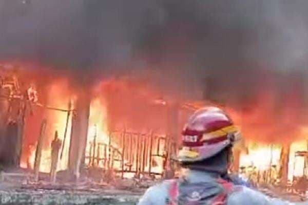 Kebakaran Pasar Jumaah Purwakarta, Ratusan Kios dan Ruko Ludes Dilahap Api Kebakaran Pasar Jumaah Purwakarta, Ratusan Kios dan Ruko Ludes Dilahap Api