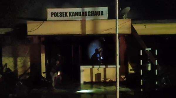 Kebakaran Polsek Kandanghaur di Indramayu, Api Diduga akibat Korsleting Listrik Kebakaran Polsek Kandanghaur di Indramayu, Api Diduga akibat Korsleting Listrik