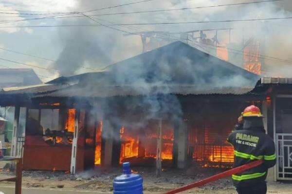 Kebakaran Rumah Makan Ampera Uni di Padang, Kerugian Capai Rp350 Juta Kebakaran Rumah Makan Ampera Uni di Padang, Kerugian Capai Rp350 Juta