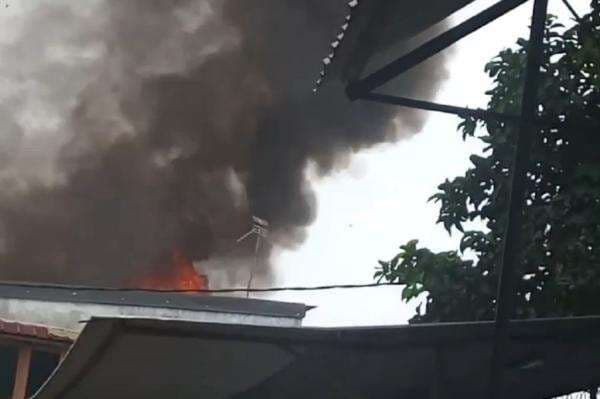 Kebakaran di Kebayoran Lama Jaksel, Asap Hitam Membubung Tinggi Kebakaran di Kebayoran Lama Jaksel, Asap Hitam Membubung Tinggi