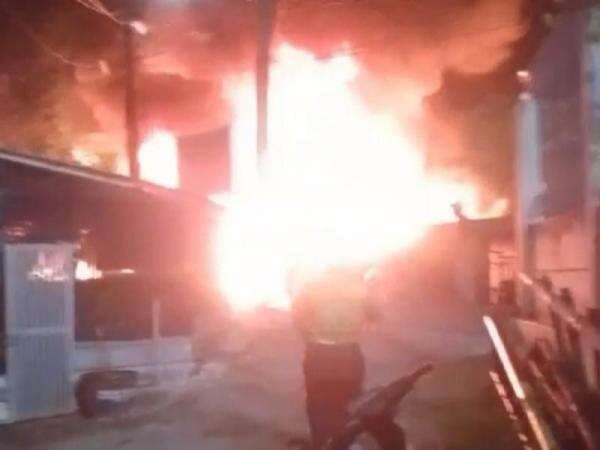 Atap Kantor Kelurahan Rawa Badak Jakut Kebakaran Diduga karena Petasan Kembang Api Atap Kantor Kelurahan Rawa Badak Jakut Kebakaran Diduga karena Petasan Kembang Api