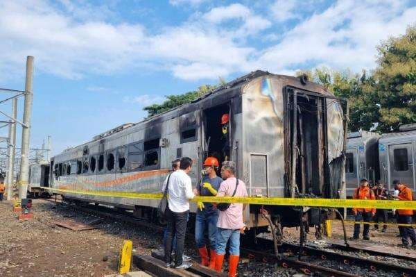 Viral Kebakaran 3 Gerbong Kereta Api di Stasiun Tugu Yogyakarta Viral Kebakaran 3 Gerbong Kereta Api di Stasiun Tugu Yogyakarta
